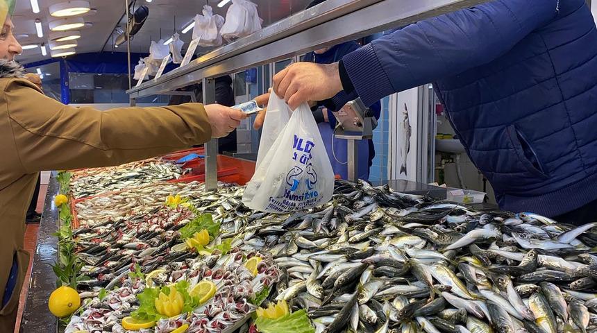 Balık tezgahlarında hamsi yok, vatandaş diğer balıklara y&ouml;neldi!