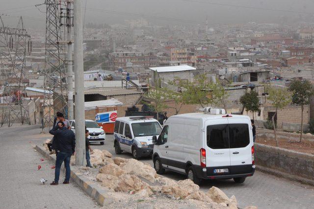 Temizlik görevlisi, okul yoluna tuzaklanan bombayı buldu