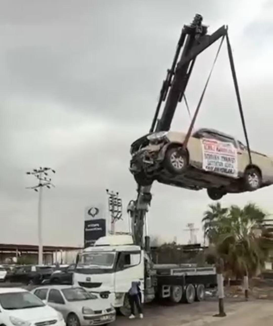 Aldığı sıfır kamyoneti, hatalı &ccedil;ıktı! Bayinin &ouml;n&uuml;ne gelip &ouml;yle bir şey yaptı ki... 1