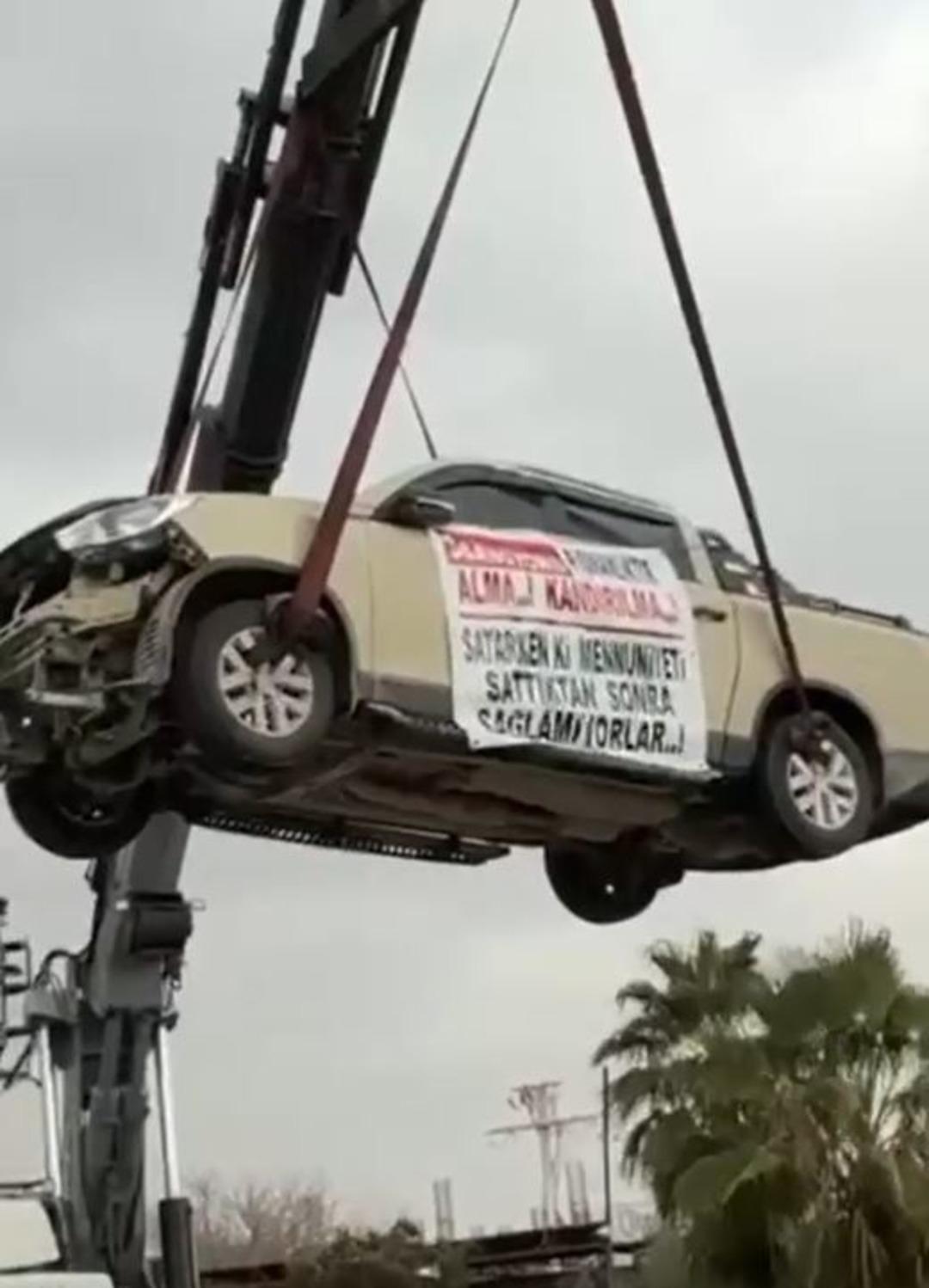 Aldığı sıfır kamyoneti, hatalı &ccedil;ıktı! Bayinin &ouml;n&uuml;ne gelip &ouml;yle bir şey yaptı ki... 2