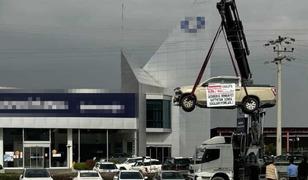 Aldığı sıfır kamyoneti, hatalı &ccedil;ıktı! Bayinin &ouml;n&uuml;ne gelip &ouml;yle bir şey yaptı ki...