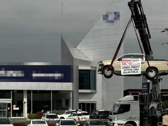 Aldığı sıfır kamyoneti, hatalı &ccedil;ıktı! Bayinin &ouml;n&uuml;ne gelip &ouml;yle bir şey yaptı ki...