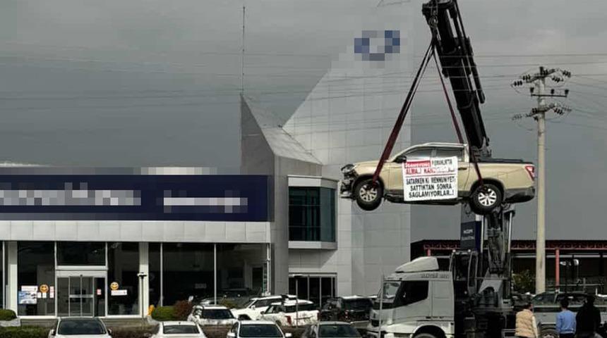 Aldığı sıfır kamyoneti, hatalı &ccedil;ıktı! Bayinin &ouml;n&uuml;ne gelip &ouml;yle bir şey yaptı ki...