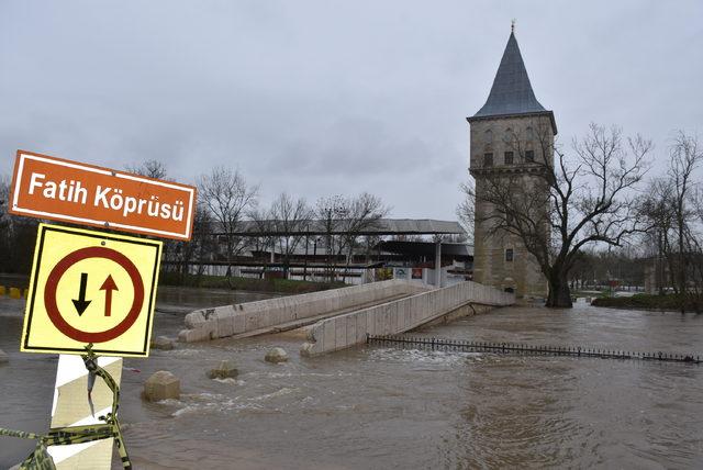 Edirne Sarayiçi'nde taşkın devam ediyor