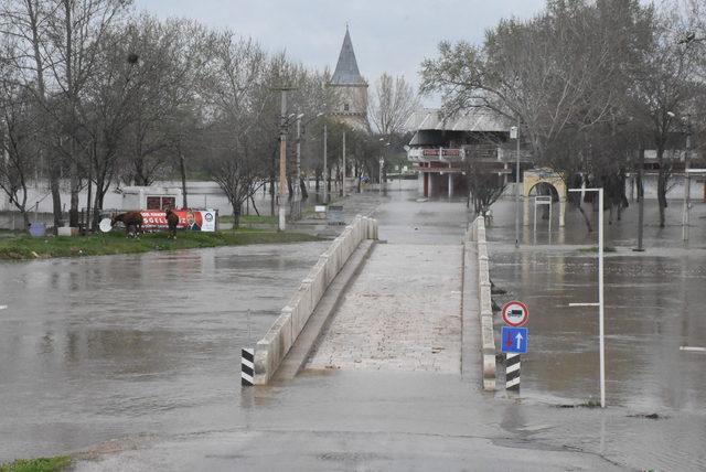 Edirne Sarayiçi'nde taşkın devam ediyor