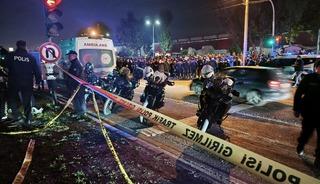 Mersin'de feci kaza: Kontrolden &ccedil;ıkan cip, ref&uuml;jde bekleyenlere &ccedil;arptı: 3 &ouml;l&uuml;, 3 yaralı