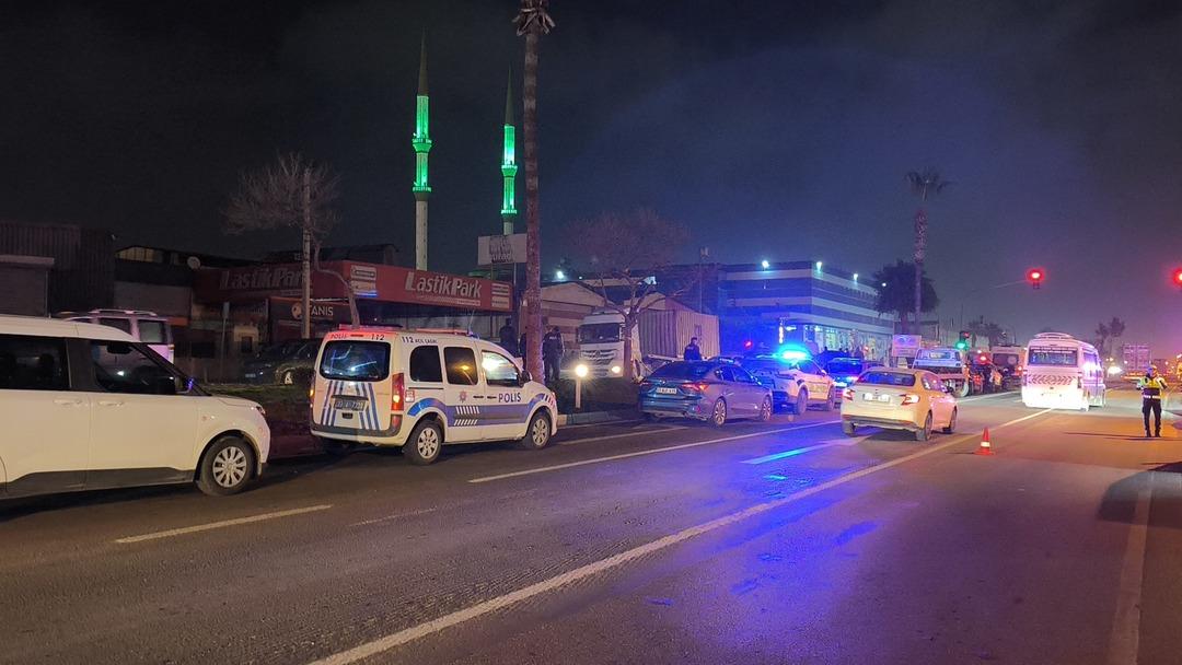 Mersin de feci kaza: Kontrolden çıkan cip, refüjde bekleyenlere çarptı: 3 ölü, 3 yaralı 2