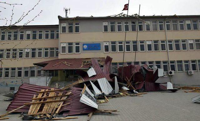 Palu'da fırtına çatıları uçurdu