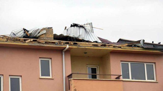 Palu'da fırtına çatıları uçurdu