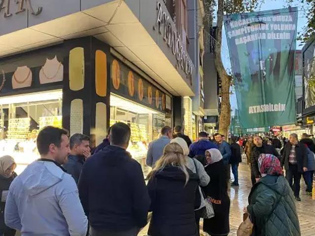 Kuyumcularda alım kuyruğu! Altın ve g&uuml;m&uuml;şteki d&uuml;ş&uuml;ş sonrası sıraya girdiler