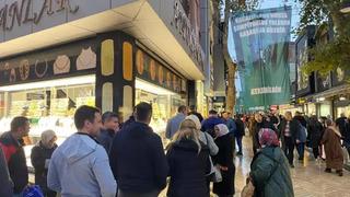 Kuyumcularda alım kuyruğu! Altın ve gümüşteki düşüş sonrası sıraya girdiler