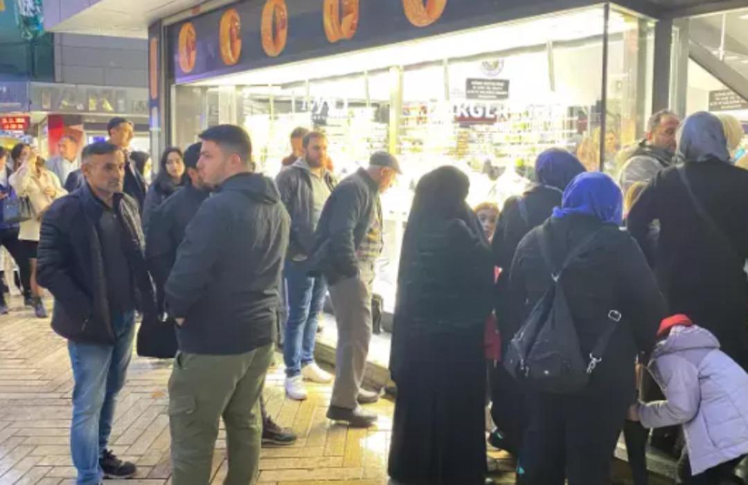 Kuyumcularda alım kuyruğu! Altın ve g&uuml;m&uuml;şteki d&uuml;ş&uuml;ş sonrası sıraya girdiler 2