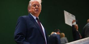 İran'ın kritik ismi askeri &uuml;niformayla meydan okudu! Trump'tan yanıt gecikmedi