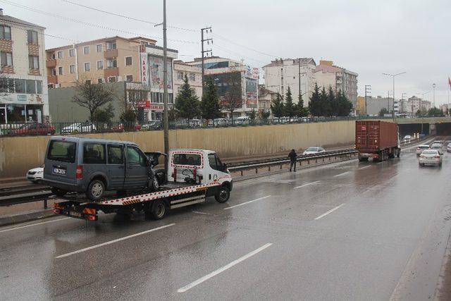 Kocaeli’de hafif ticari araç, tıra arkadan çarptı: 1’i ağır 3 yaralı