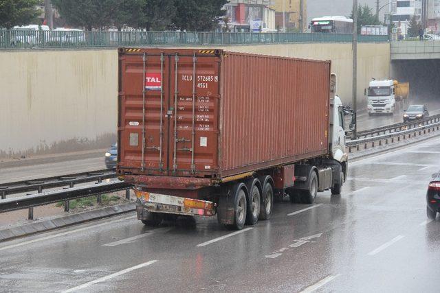 Kocaeli’de hafif ticari araç, tıra arkadan çarptı: 1’i ağır 3 yaralı