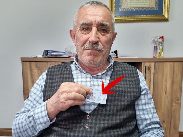 Bu muhtara herkes 'abi' demek zorunda kalıyor!