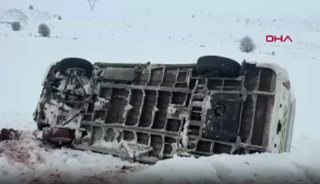 10 kişi yaralandı! Sivas'ta &ouml;ğrenci servisi kaza yaptı