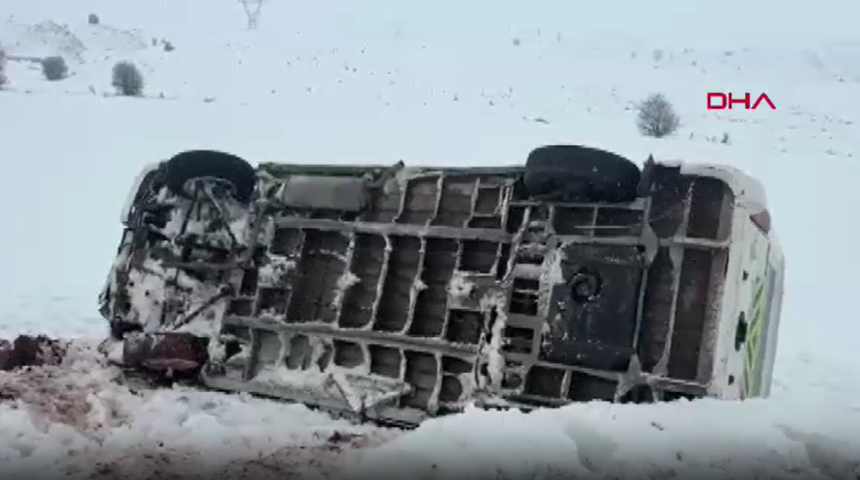 10 kişi yaralandı! Sivas'ta &ouml;ğrenci servisi kaza yaptı