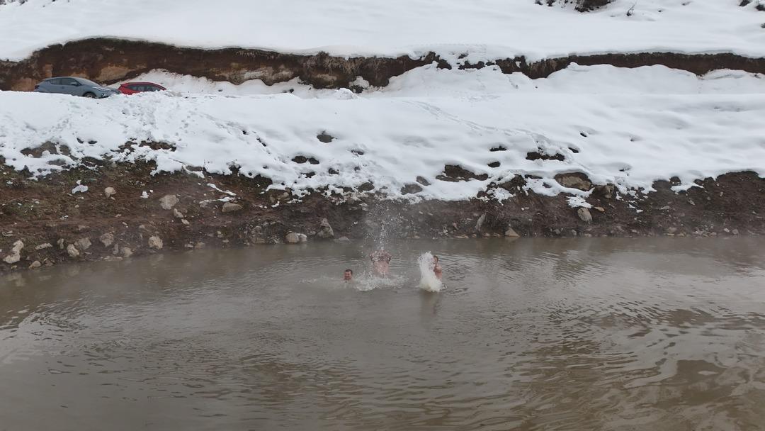 T&uuml;rkiye&rsquo;nin en ilgin&ccedil; kaplıca keyfi: Eksi 25 derecede mandalarla birlikte y&uuml;zd&uuml;ler 3