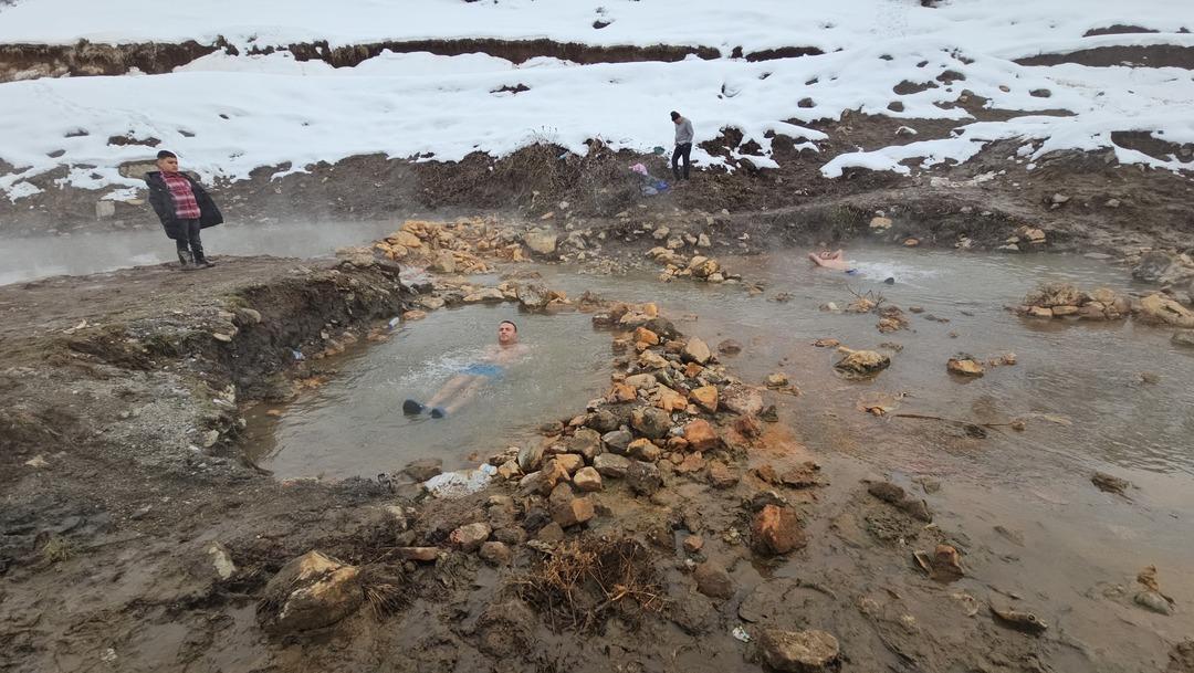 T&uuml;rkiye&rsquo;nin en ilgin&ccedil; kaplıca keyfi: Eksi 25 derecede mandalarla birlikte y&uuml;zd&uuml;ler 7