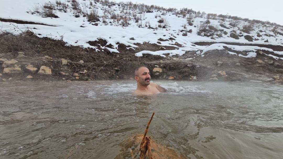 T&uuml;rkiye&rsquo;nin en ilgin&ccedil; kaplıca keyfi: Eksi 25 derecede mandalarla birlikte y&uuml;zd&uuml;ler 8