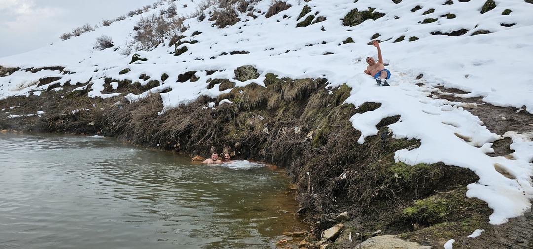 T&uuml;rkiye&rsquo;nin en ilgin&ccedil; kaplıca keyfi: Eksi 25 derecede mandalarla birlikte y&uuml;zd&uuml;ler 9