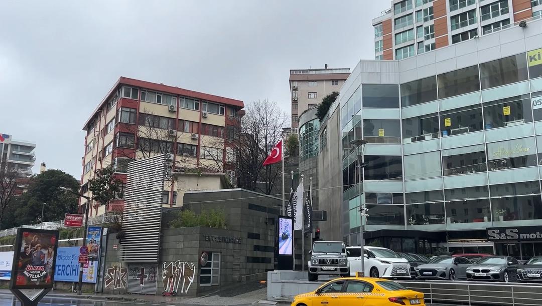 Şişli&rsquo;de gizemli &ouml;l&uuml;m: 2 g&uuml;nd&uuml;r haber alınamayan iş insanı, yangın merdiveninde &ouml;l&uuml; bulundu 5