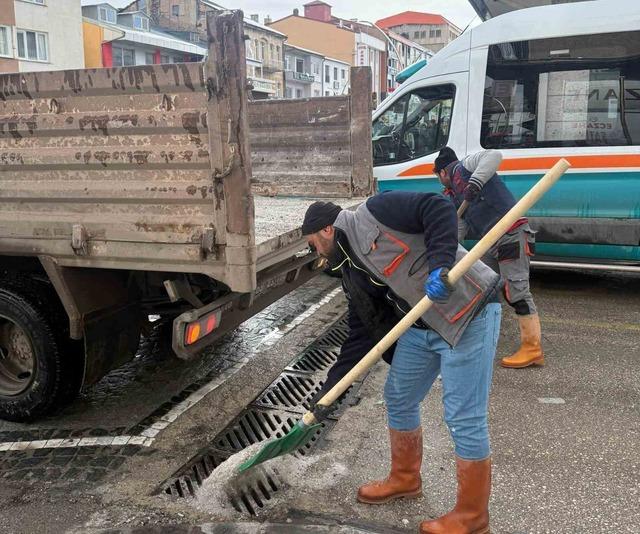 Bayburt&rsquo;ta mazgallar don tehlikesine karşı tuzlanıyor 1