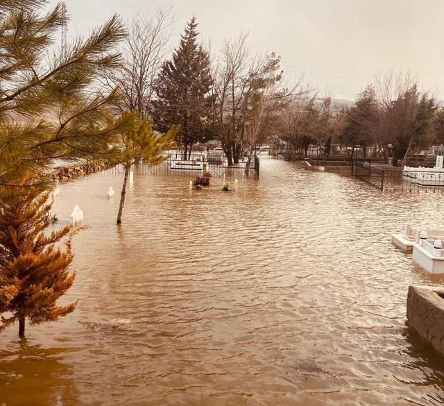 Mezarlık sular altında kaldı 1