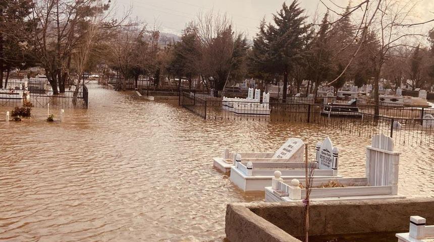 Mezarlık sular altında kaldı