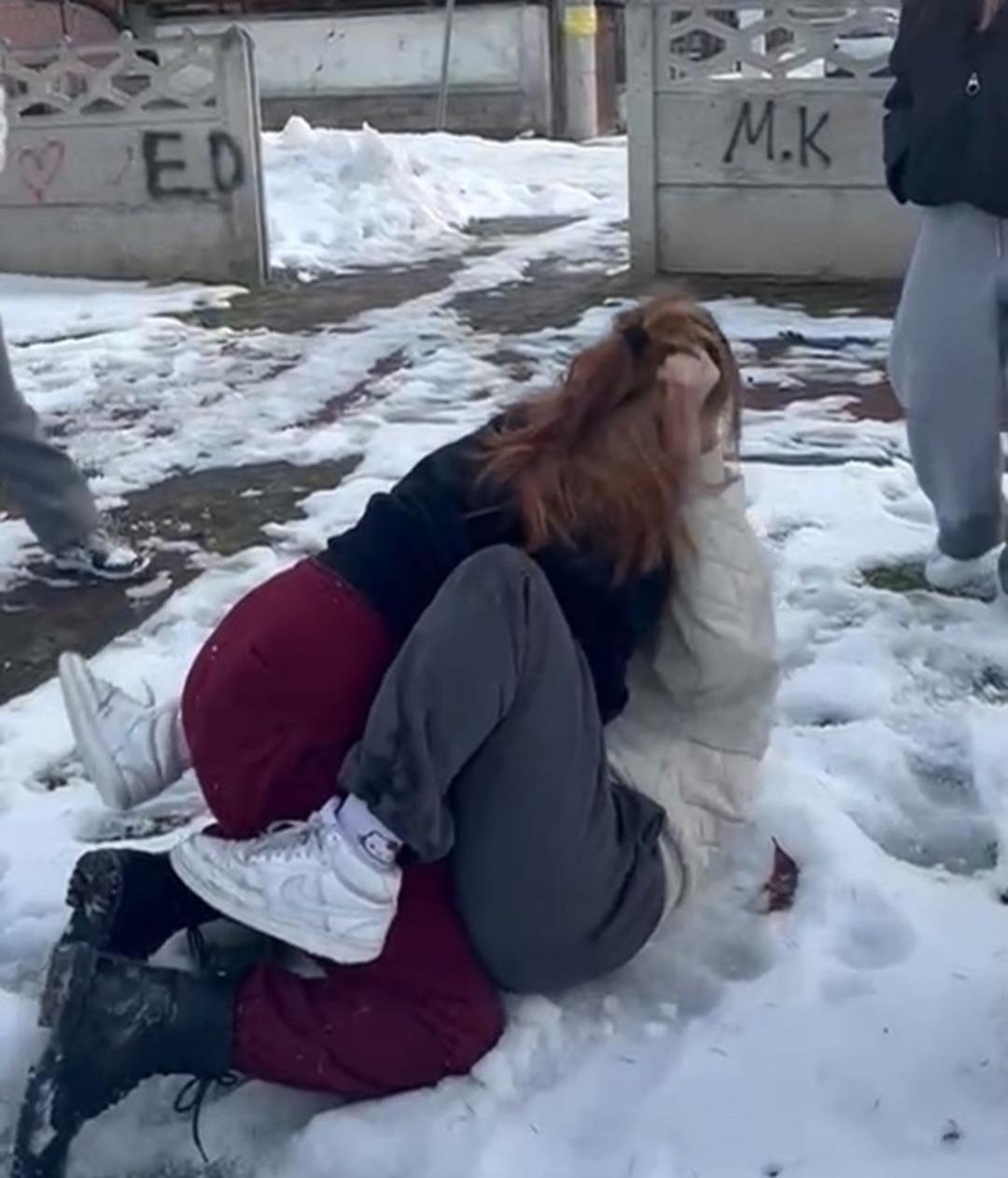 Bolu da akran zorbalığı: K&uuml;&ccedil;&uuml;k kızları parkta sıkıştırıp dakikalarca d&ouml;vd&uuml;ler! 2