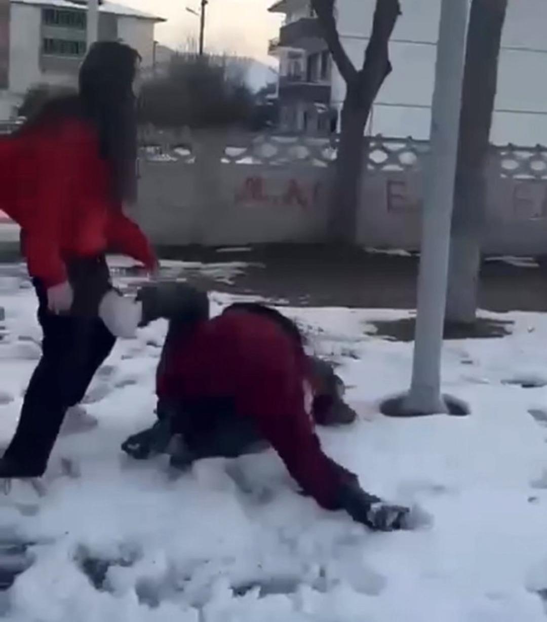 Bolu da akran zorbalığı: K&uuml;&ccedil;&uuml;k kızları parkta sıkıştırıp dakikalarca d&ouml;vd&uuml;ler! 1