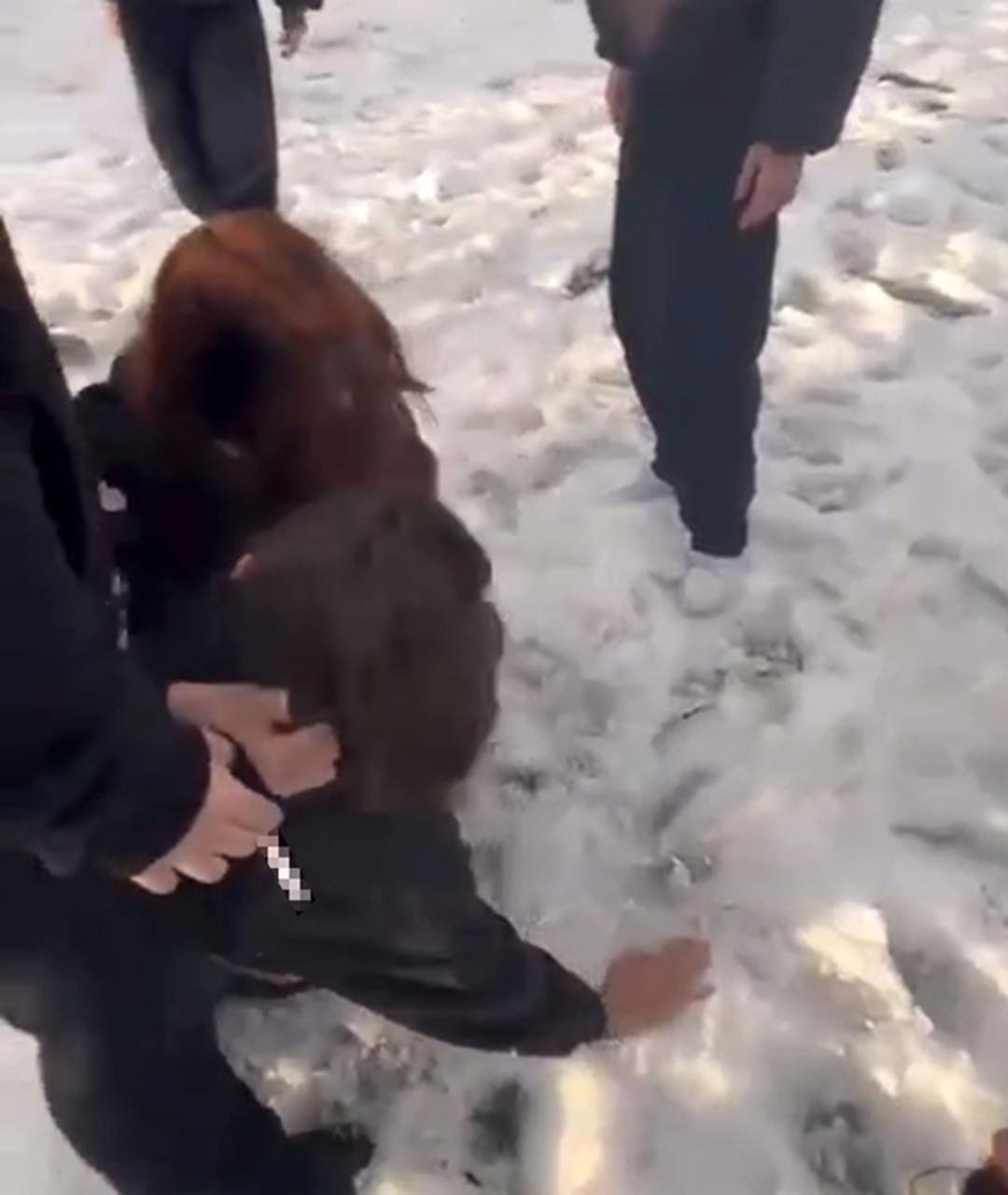 Bolu da akran zorbalığı: K&uuml;&ccedil;&uuml;k kızları parkta sıkıştırıp dakikalarca d&ouml;vd&uuml;ler! 3