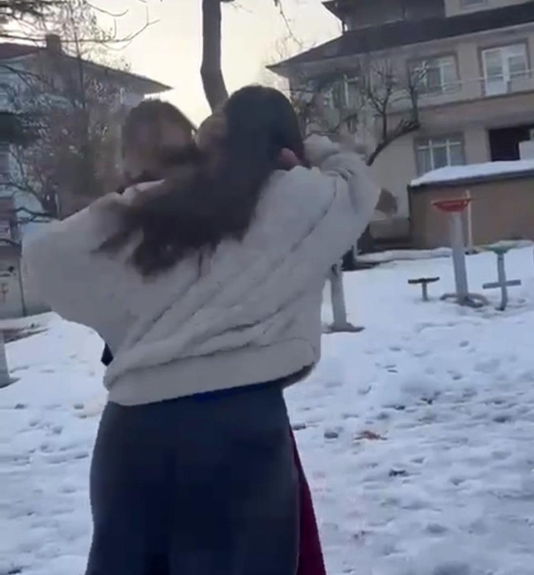 Bolu da akran zorbalığı: K&uuml;&ccedil;&uuml;k kızları parkta sıkıştırıp dakikalarca d&ouml;vd&uuml;ler! 4