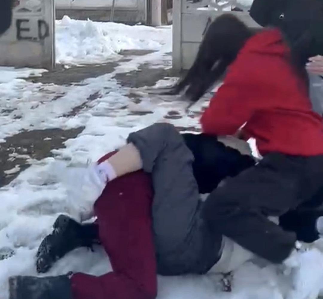 Bolu da akran zorbalığı: K&uuml;&ccedil;&uuml;k kızları parkta sıkıştırıp dakikalarca d&ouml;vd&uuml;ler! 5