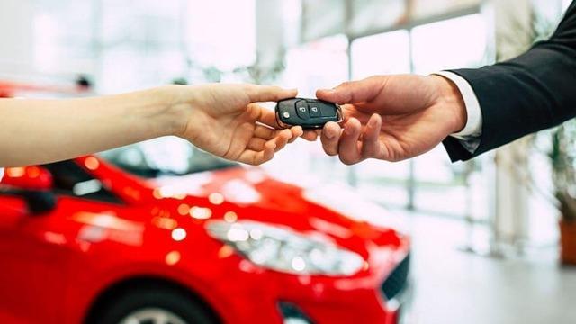 Bakanlık otomotiv sekt&ouml;r&uuml; i&ccedil;in d&uuml;ğmeye bastı: Ara&ccedil; kiralamada yeni kurallar geliyor