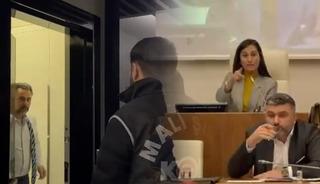 K&uuml;rs&uuml;den seslendi: "Ben kimsenin evinde basılmadım"