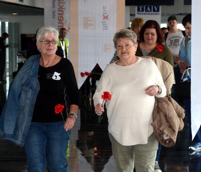 Bodrum'a gelen sezonun ilk turist kafilesi, havalimanında karanfillerle karşılandı