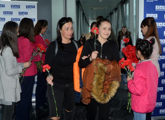 Bodrum'a gelen sezonun ilk turist kafilesi, havalimanında karanfillerle karşılandı