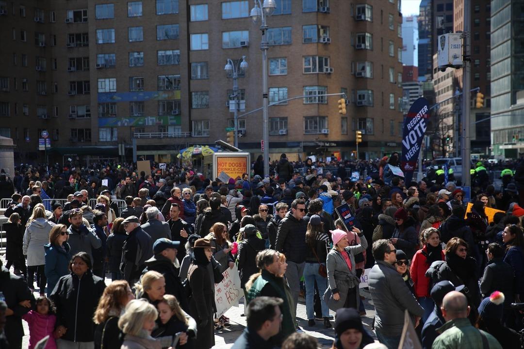 ABD'de on birlerce kişi sokağa d&ouml;k&uuml;ld&uuml;