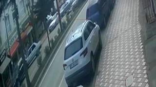 Aracın çarptığı yaya yola savruldu: Kaza anı kamerada