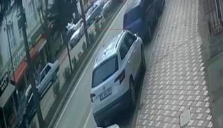 Aracın &ccedil;arptığı yaya yola savruldu: Kaza anı kamerada
