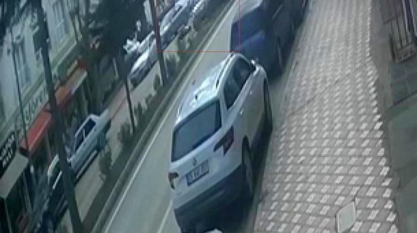 Aracın &ccedil;arptığı yaya yola savruldu: Kaza anı kamerada