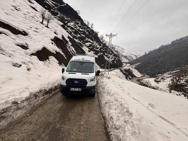 Batman&rsquo;da heyelan paniği: K&ouml;y minib&uuml;s&uuml; yolda mahsur kaldı 1