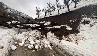 Batman&rsquo;da heyelan paniği: K&ouml;y minib&uuml;s&uuml; yolda mahsur kaldı