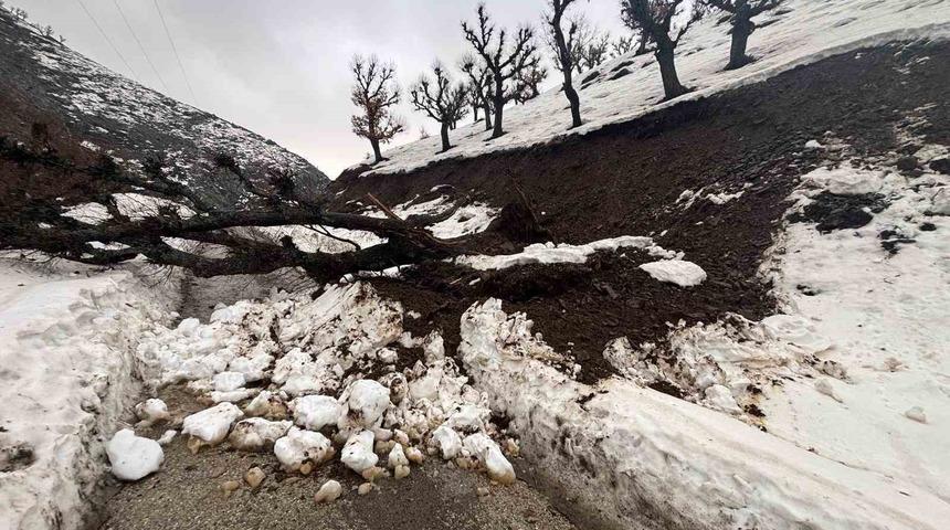 Batman&rsquo;da heyelan paniği: K&ouml;y minib&uuml;s&uuml; yolda mahsur kaldı