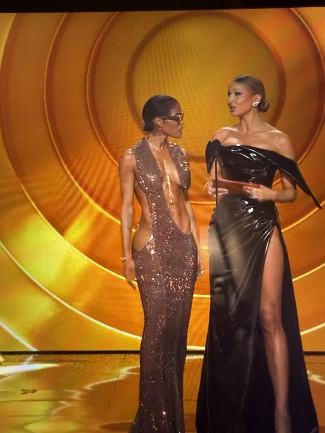 En seksi kadın se&ccedil;ilmişti! Teyana Taylor yine &ccedil;ok cesur!  Grammy ye damga vurdu 3