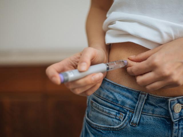 7 yaşında zayıflama iğnesini enjekte etti! &Ouml;l&uuml;mden d&ouml;nd&uuml;