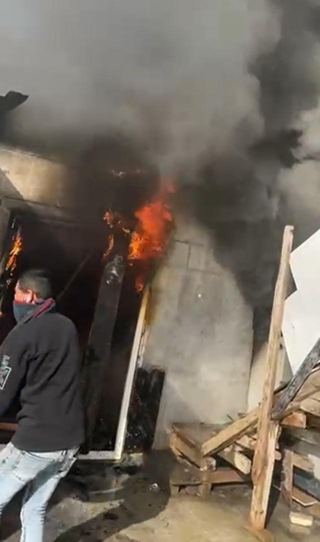 Bodrum&rsquo;da iş&ccedil;ilerin kaldığı konteyner alevlere teslim oldu 1