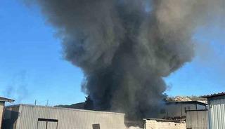 Bodrum&rsquo;da iş&ccedil;ilerin kaldığı konteyner alevlere teslim oldu